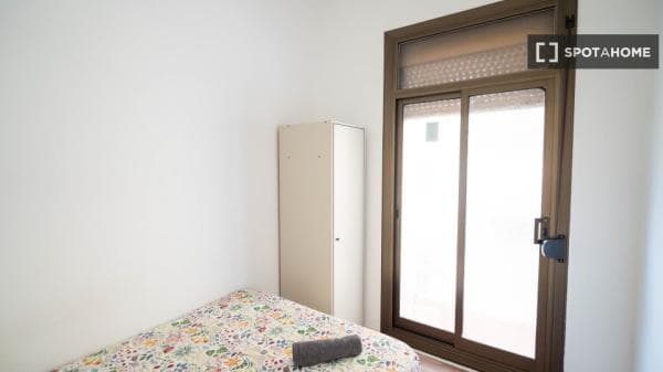 Habitación en piso compartido en alquiler en Barceloneta. thumbnail 1