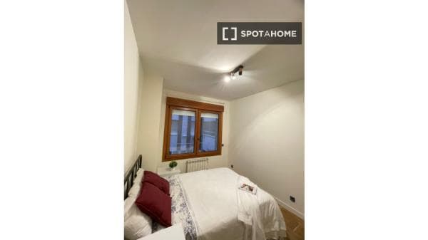 Habitación en piso compartido de 6 habitaciones, Castillejos, Madrid thumbnail 1