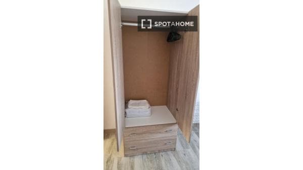 Habitación en piso compartido en terrassa. photo 1