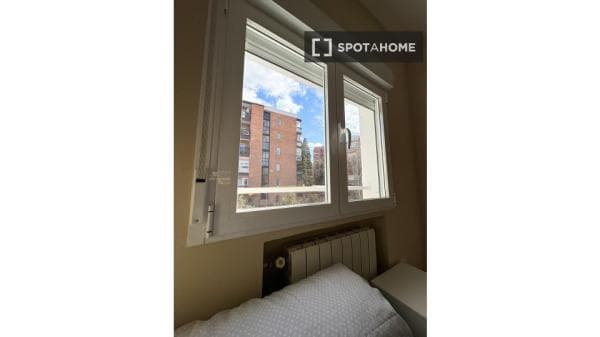 Habitación en piso compartido en alquiler en Colina, Madrid. thumbnail 2