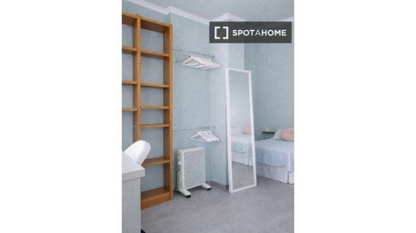 Cama en habitación compartida en alquiler en La Petxina, Valencia thumbnail 2