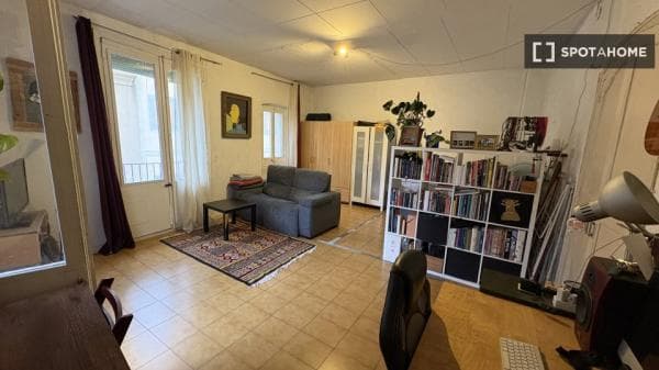Habitación en piso compartido en barcelona. thumbnail 1