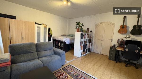 Habitación en piso compartido en barcelona. thumbnail 2