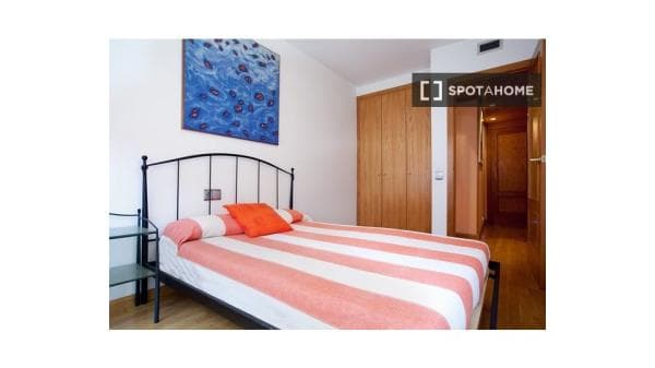 Habitación en piso compartido en barcelona. thumbnail 1