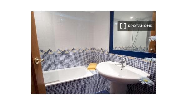 Habitación en piso compartido en barcelona. thumbnail 2