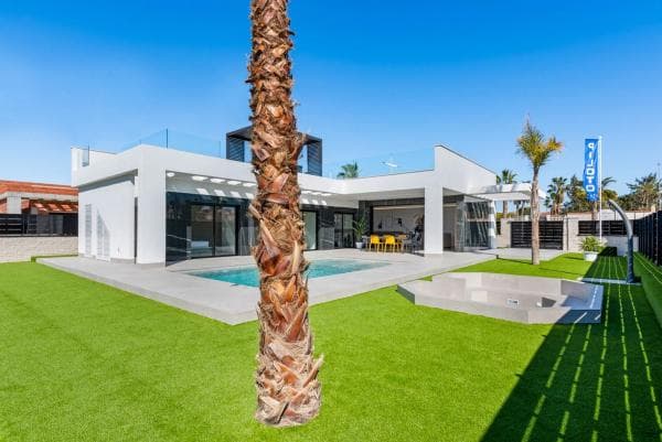Chalet independiente en venta en Calle Redovan, 1, Algorfa thumbnail 1