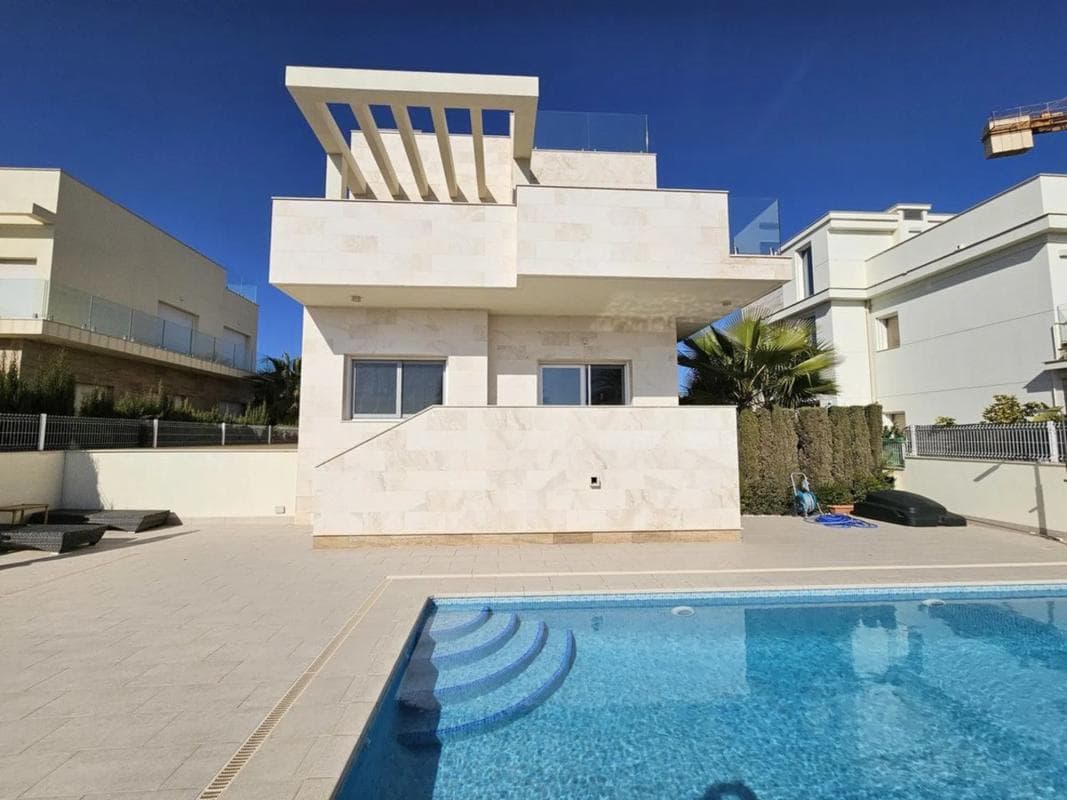 Sale of independent chalet in Barrio La Zenia, Orihuela
photo 2