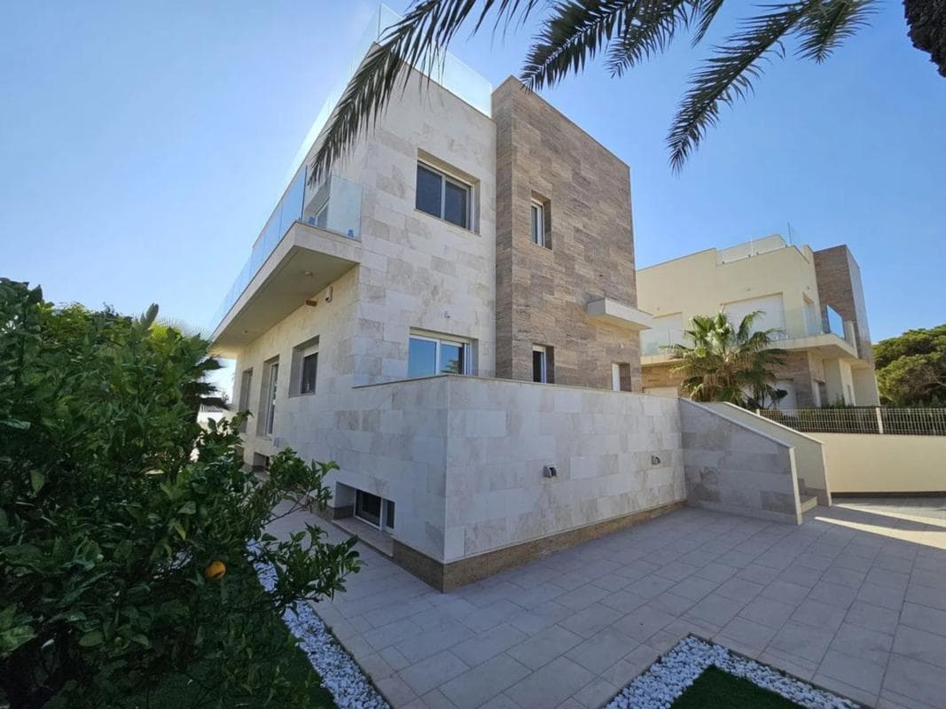 Sale of independent chalet in Barrio La Zenia, Orihuela
photo 3