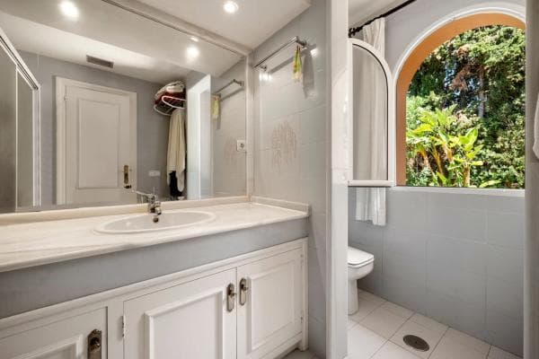 Independent chalet for sale in Urbanizacion Cumbres de Elviria, Marbella
photo 1