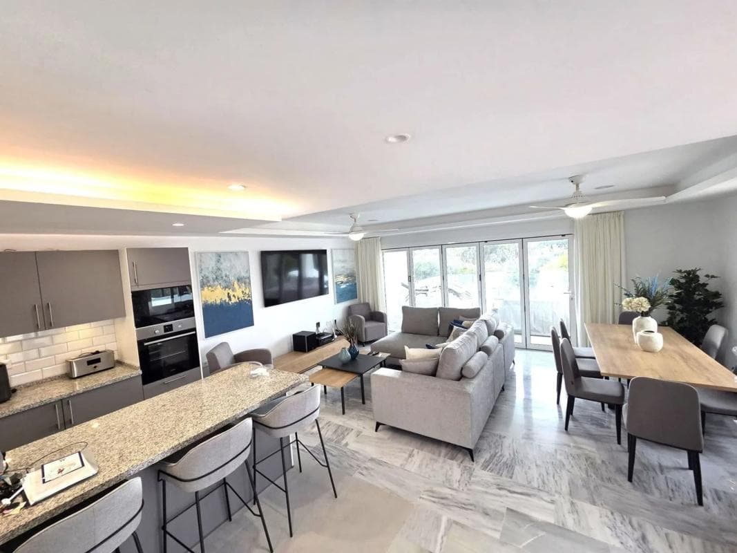 Sale of independent chalet in Barrio Cabopino-Artola, Marbella
photo 4
