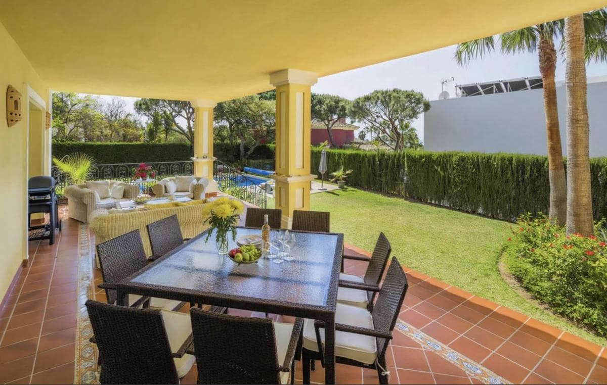 Sale of independent chalet in Barrio Elviria, Marbella
photo 2