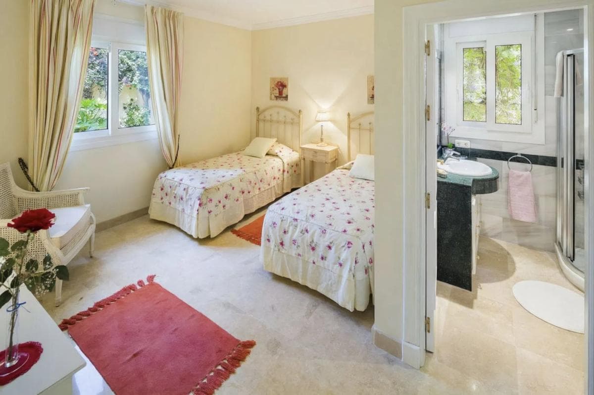 Sale of independent chalet in Barrio Elviria, Marbella
photo 3