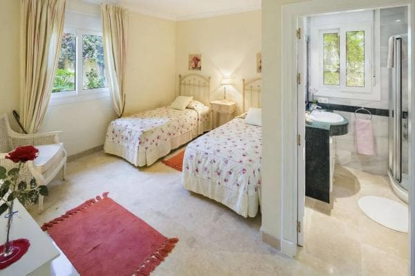 Independent chalet for sale in Barrio Elviria, Marbella
thumbnail 2