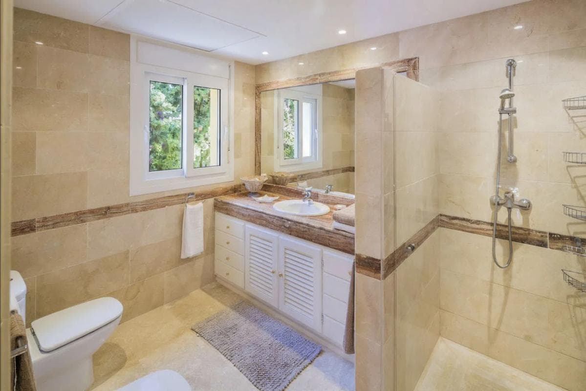 Sale of independent chalet in Barrio Elviria, Marbella
photo 4