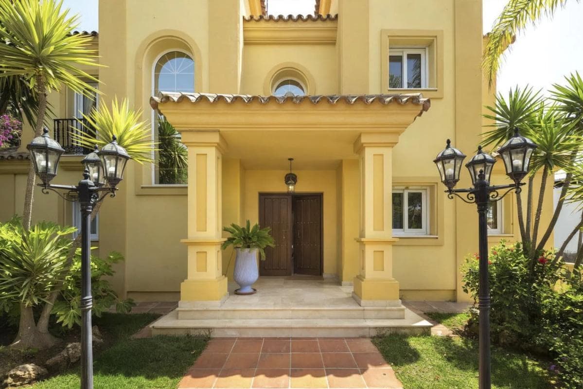 Sale of independent chalet in Barrio Elviria, Marbella
photo 5