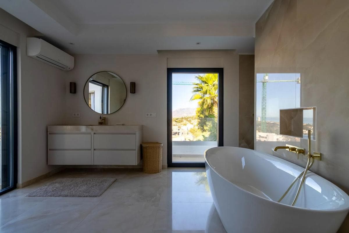 Sprzedaż niezależnego domku jednorodzinnego w Barrio Cabopino-Artola, Marbella photo 5