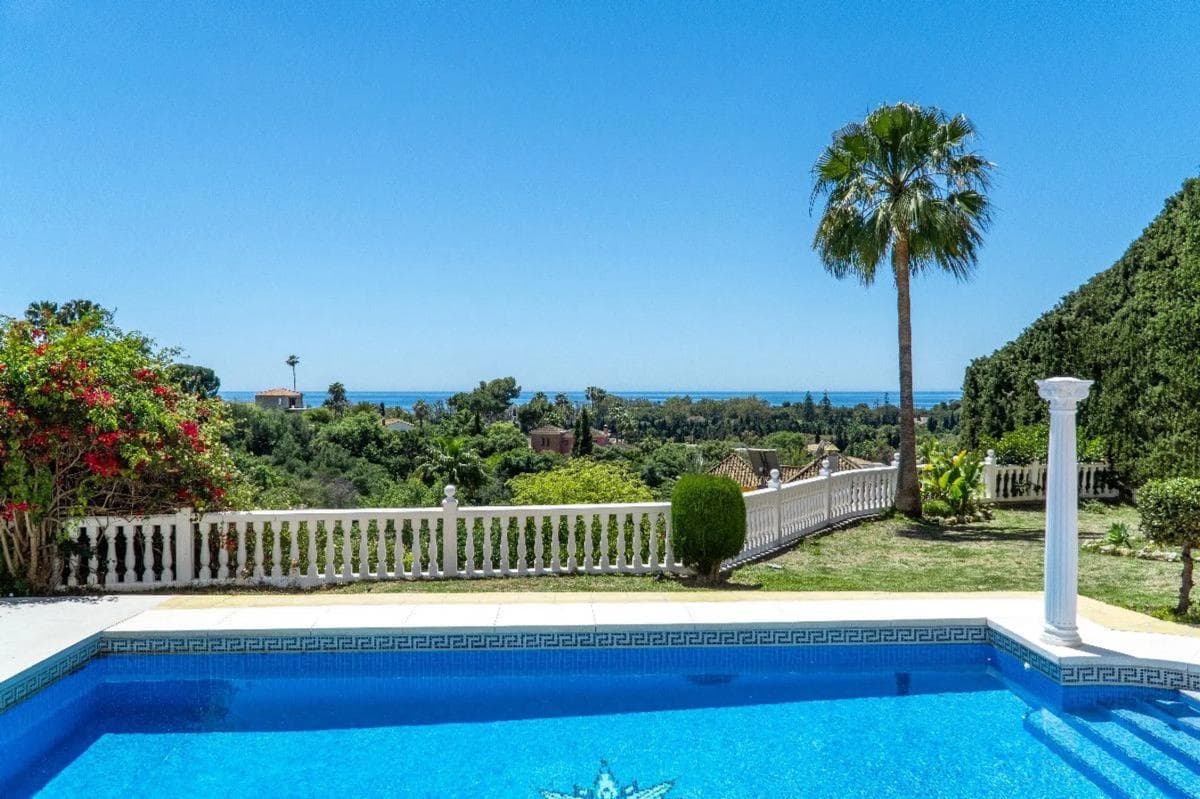 Sale of independent chalet in Barrio Elviria, Marbella
photo 3