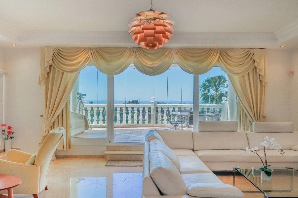Sale of independent chalet in Barrio Elviria, Marbella
photo 4