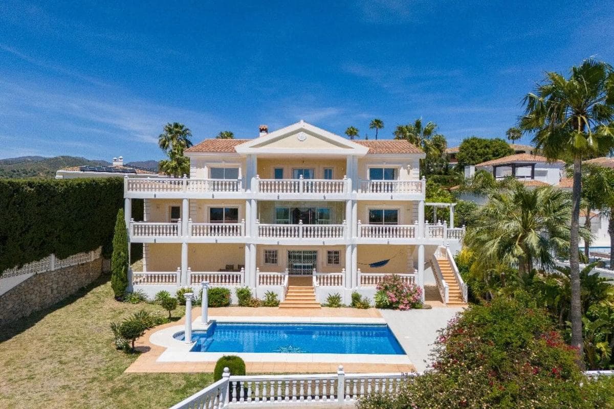 Sale of independent chalet in Barrio Elviria, Marbella
photo 5