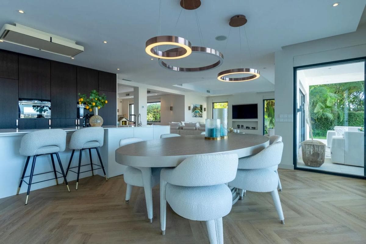 Sale of independent chalet in Barrio Cabopino-Artola, Marbella
photo 3