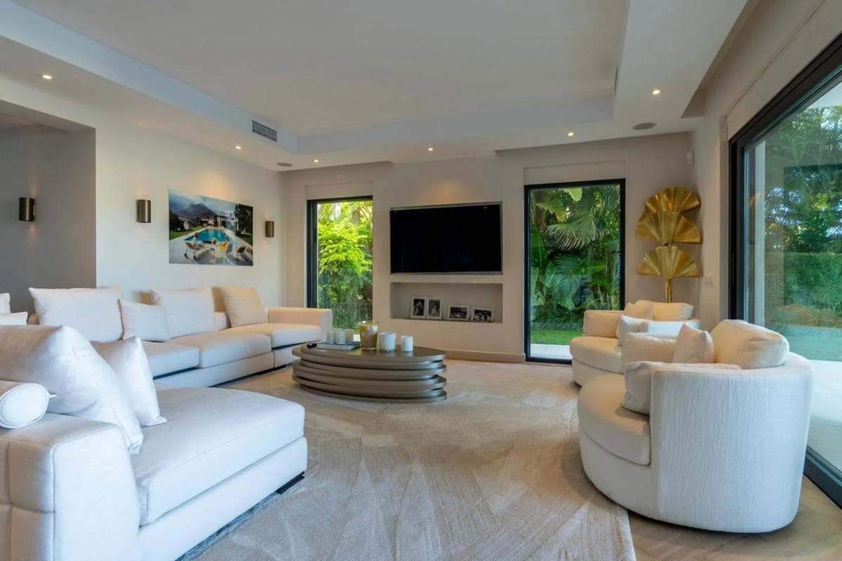 Sale of independent chalet in Barrio Cabopino-Artola, Marbella
photo 4
