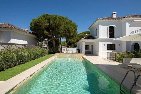 Chalet independiente en venta en Avenida Aragon, Marbella
photo 1
