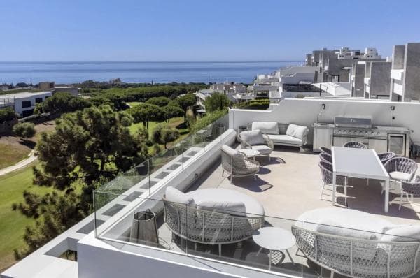 Chalet adosado en venta en Barrio Cabopino-Artola , Marbella thumbnail 2