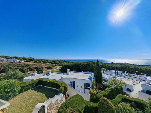 Chalet adosado en venta en Barrio Cabopino-Artola , Marbella thumbnail 1