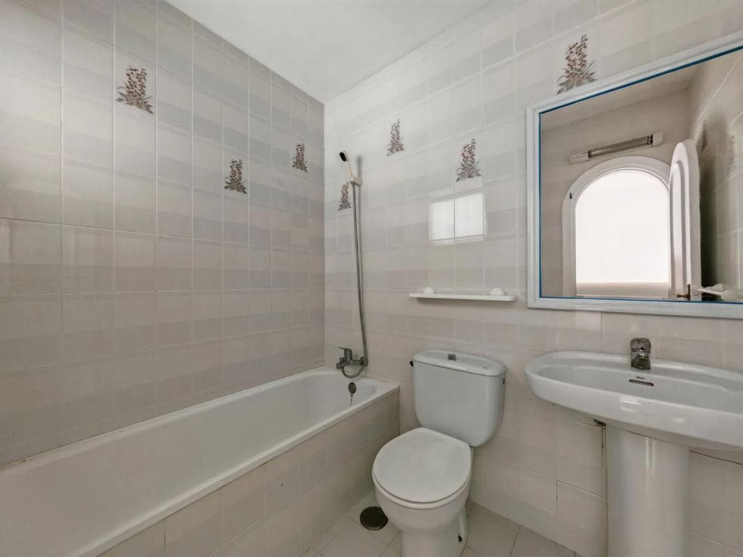 Venta de chalet adosado en Barrio Cabopino-Artola , Marbella photo 4