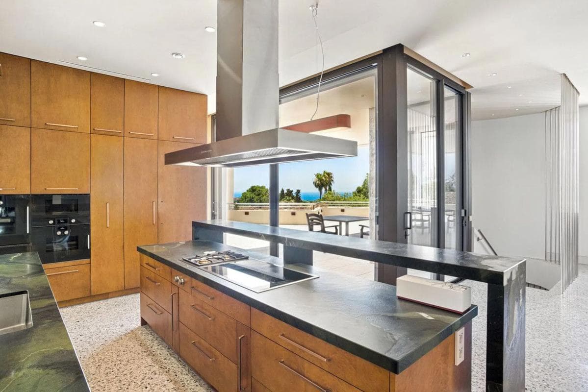 Sale of independent chalet in Barrio Elviria, Marbella
photo 2