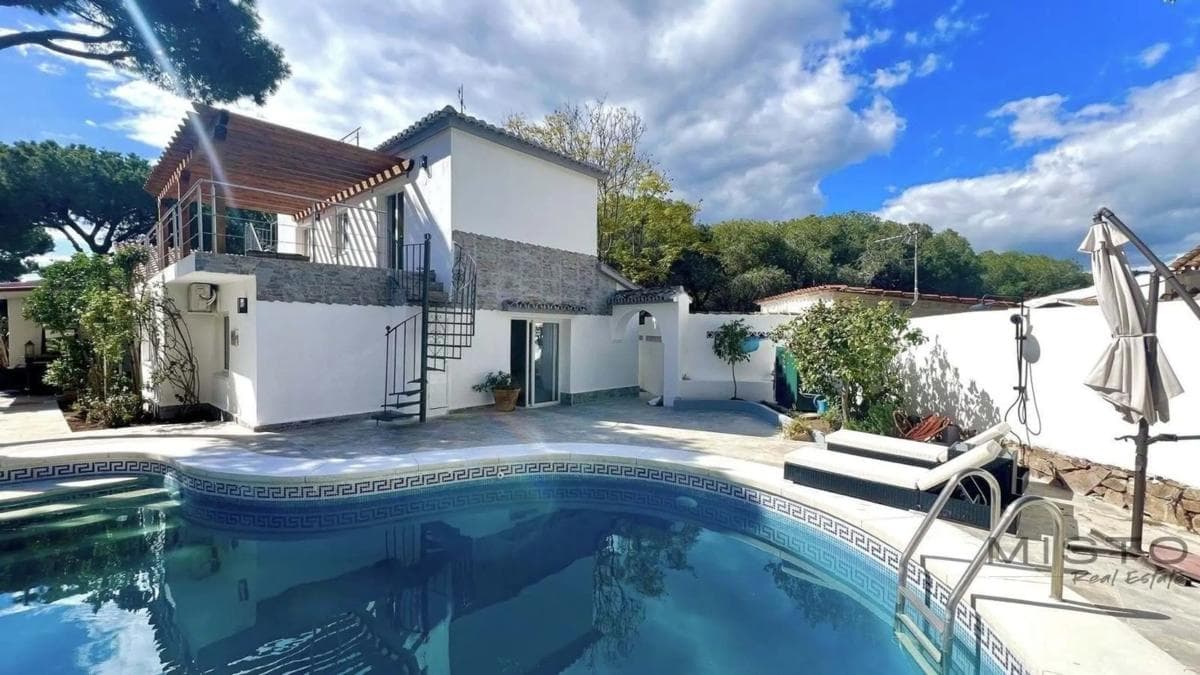 Sale of independent chalet in Urbanización Pinos Verdes, 6, Marbella
photo 2