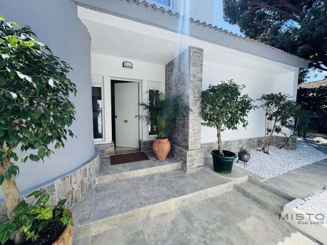 Sale of independent chalet in Urbanización Pinos Verdes, 6, Marbella
photo 5