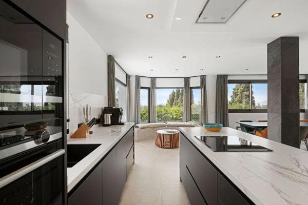 Independent chalet for sale in Barrio Elviria, Marbella
thumbnail 2