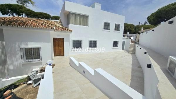 Independent chalet for sale in Barrio Santa María, Marbella
photo 1