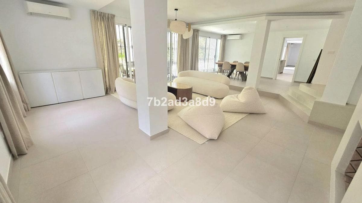 Sale of independent chalet in Barrio Santa María, Marbella
photo 3