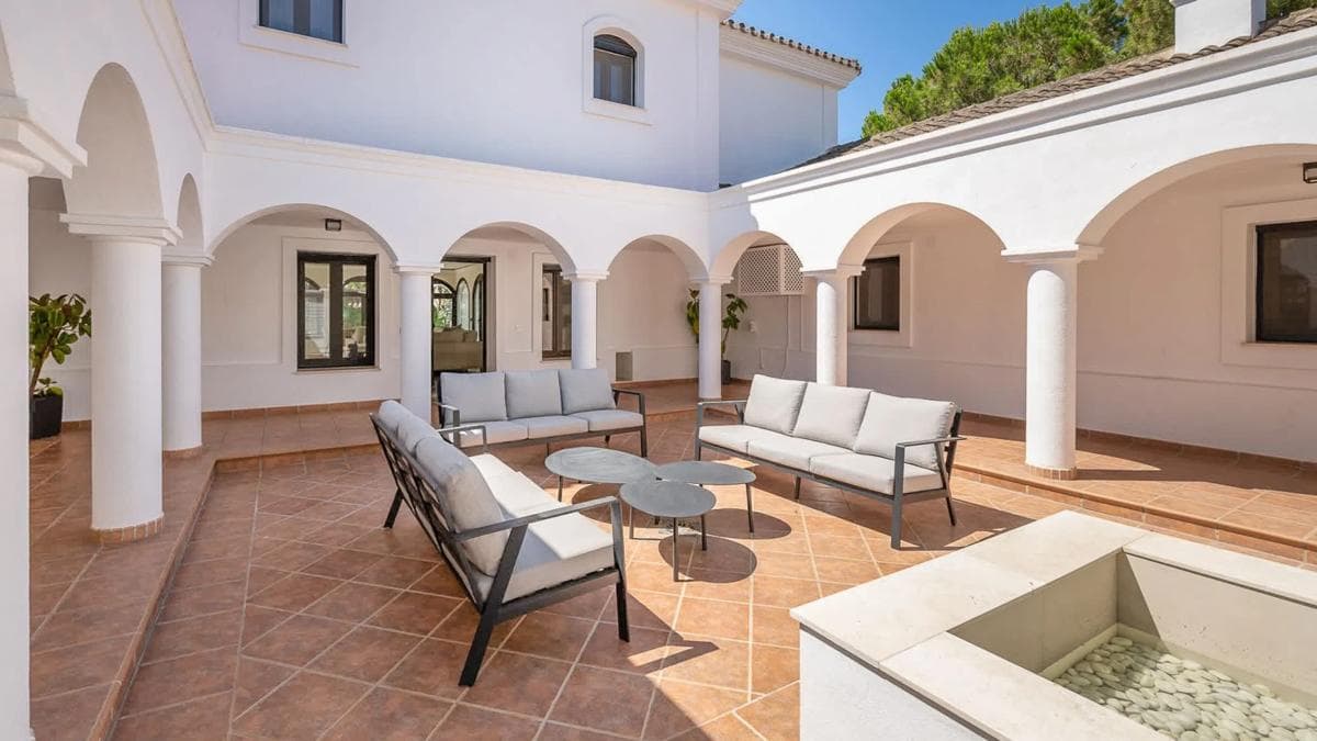 Sale of independent chalet in CL PRAVIA-UR MARBESA, Marbella
photo 2