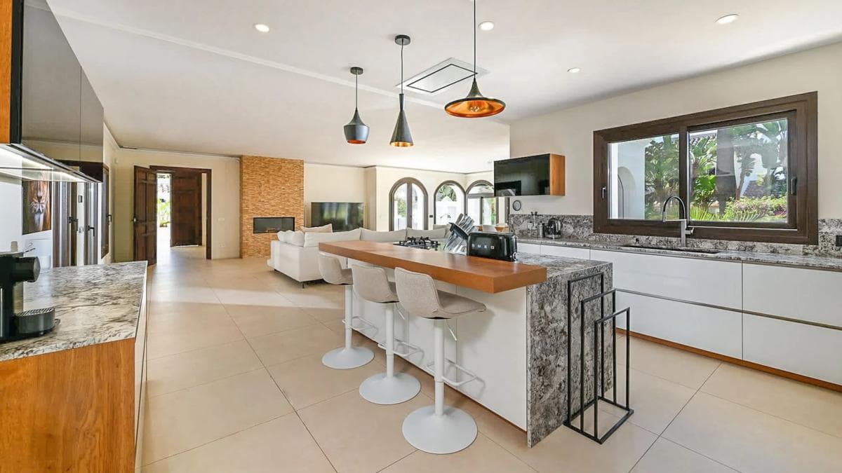 Sale of independent chalet in CL PRAVIA-UR MARBESA, Marbella
photo 5