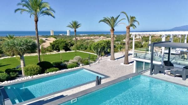 Independent chalet for sale in Calle José Medina, Marbella
photo 1