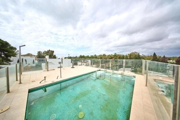 Independent chalet for sale in Calle Orotava, Marbella
thumbnail 2