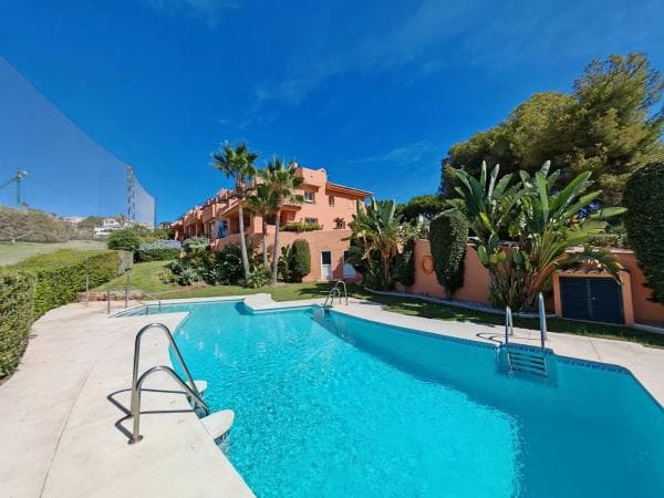 Chalet adosado en venta en Barrio Cabopino-Artola , Marbella thumbnail 1