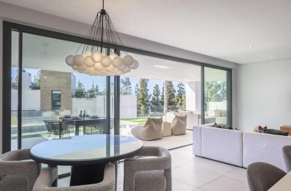 Independent chalet for sale in Avenida de los Acebos s/n, Marbella
thumbnail 2