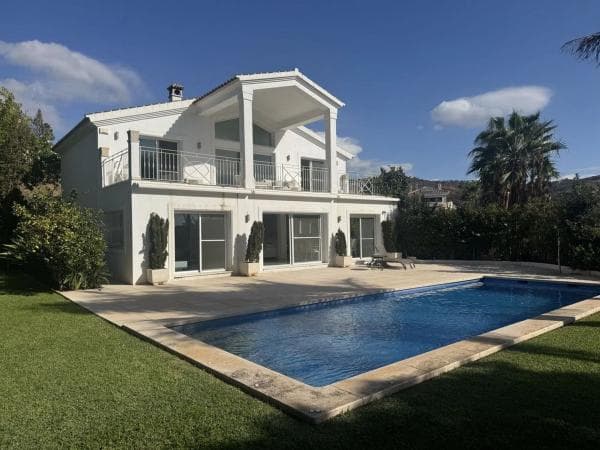 Independent chalet for sale in Paseo del Golf s/n, Marbella
photo 1