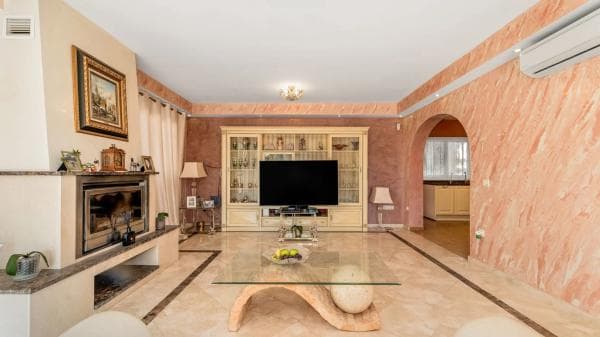 Independent chalet for sale in Calle de la Gaviota, Marbella
thumbnail 2