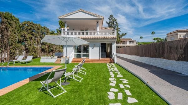 Independent chalet for sale in Calle de los Cipreses, Marbella
photo 1