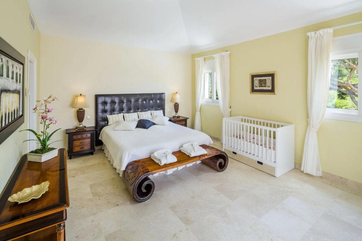 Sale of independent chalet in Barrio Elviria, Marbella
photo 2