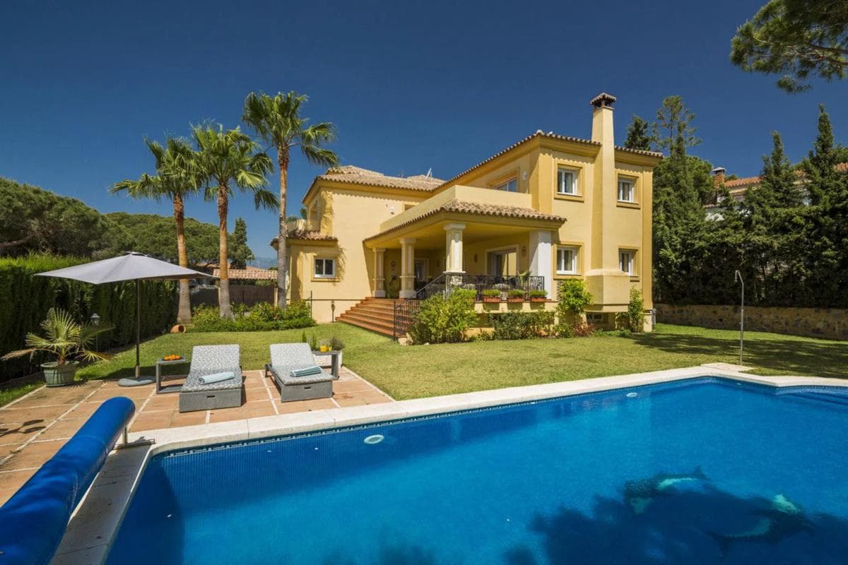 Sale of independent chalet in Barrio Elviria, Marbella
photo 4
