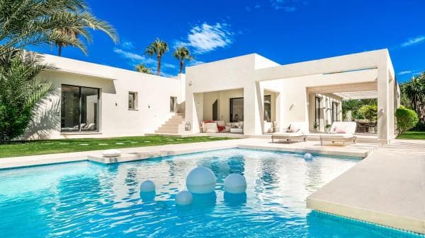 Independent chalet for sale in Calle de los Alcotanes, Marbella
thumbnail 1