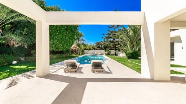 Independent chalet for sale in Calle de los Alcotanes, Marbella
thumbnail 2