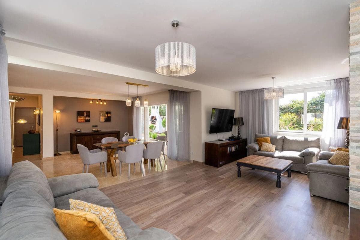 Sale of independent chalet in Urbanización Pinos Verdes, Marbella
photo 3