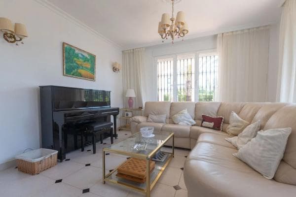 Independent chalet for sale in Barrio Elviria, Marbella
photo 1